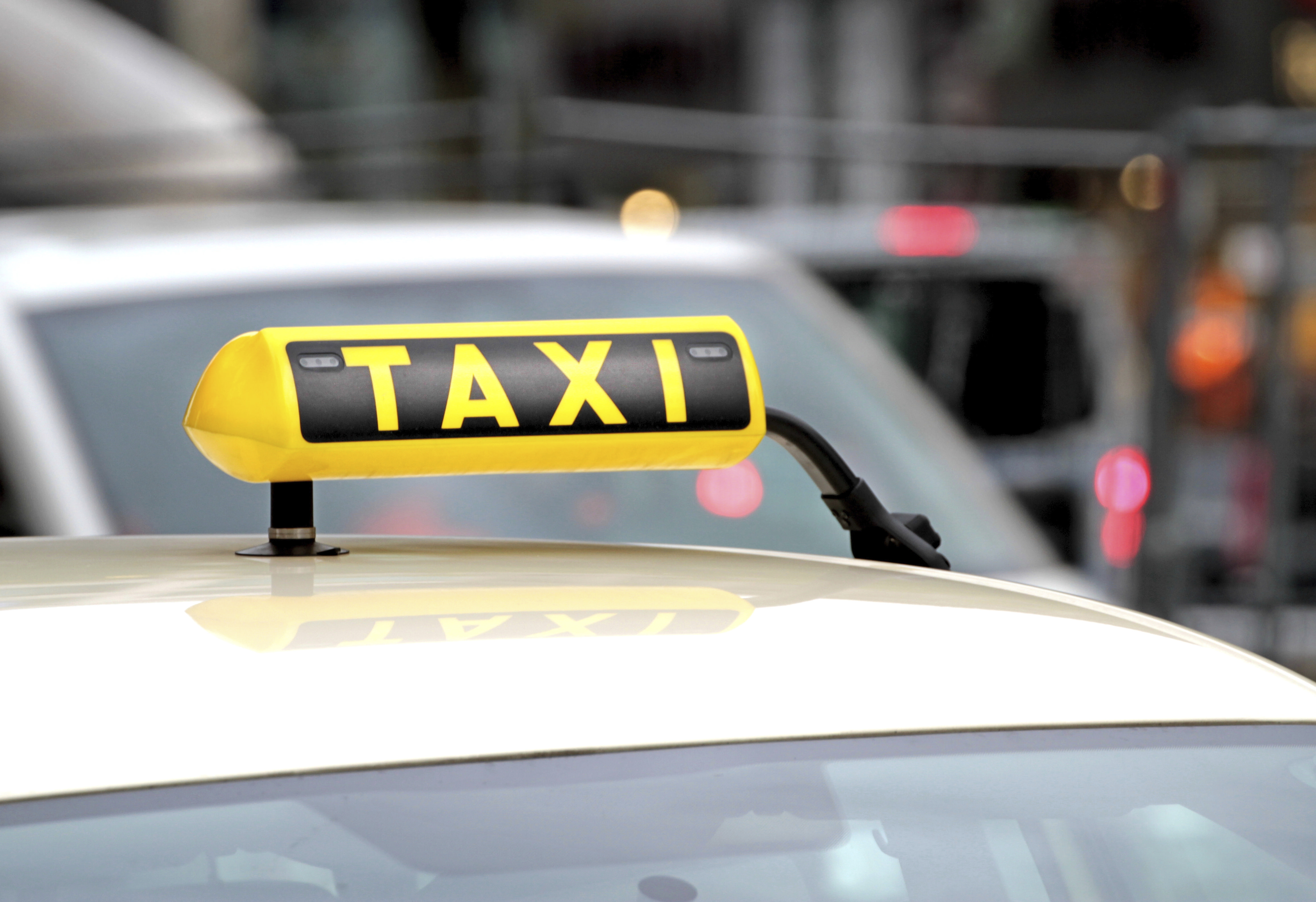 Заробити на машині: як стати водієм таксі  