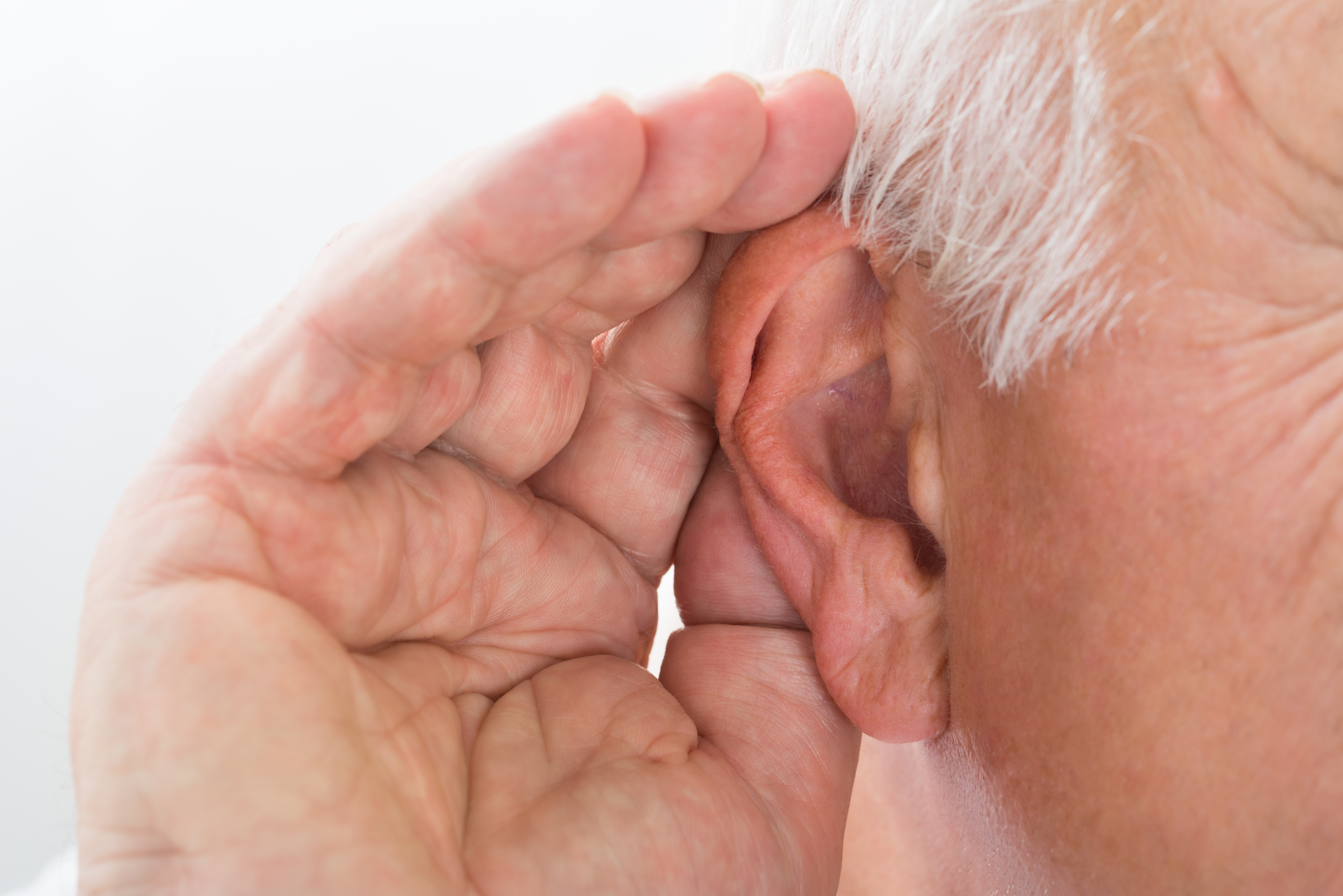 Втрата слуху в літньому віці: чому так трапляється і що робити  