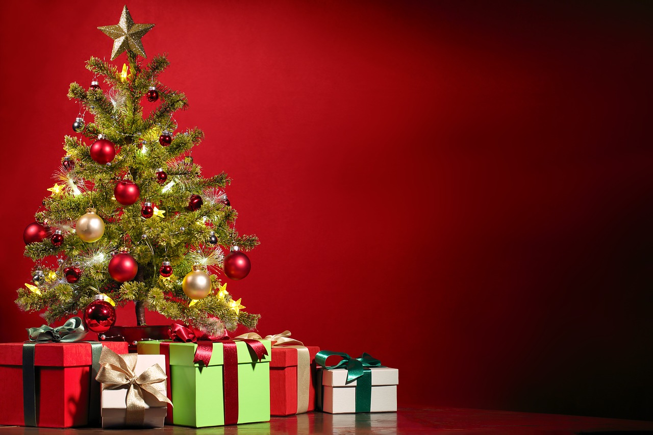 Як заощадити гроші, купуючи новорічні подарунки: 7 порад, які не зроблять з вас марнотраницю  