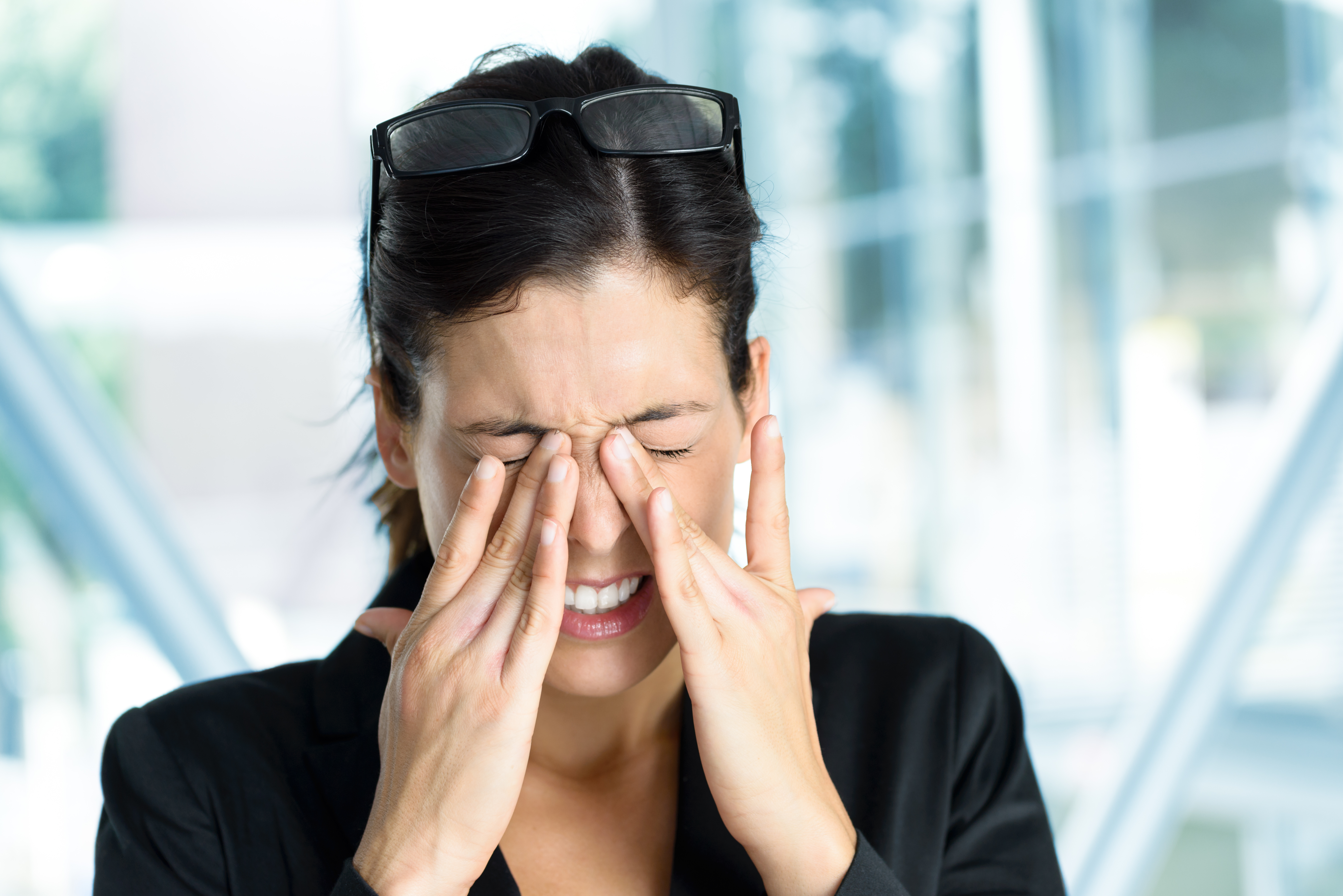 Чому болять очі при моргання: причини і лікування проблеми  