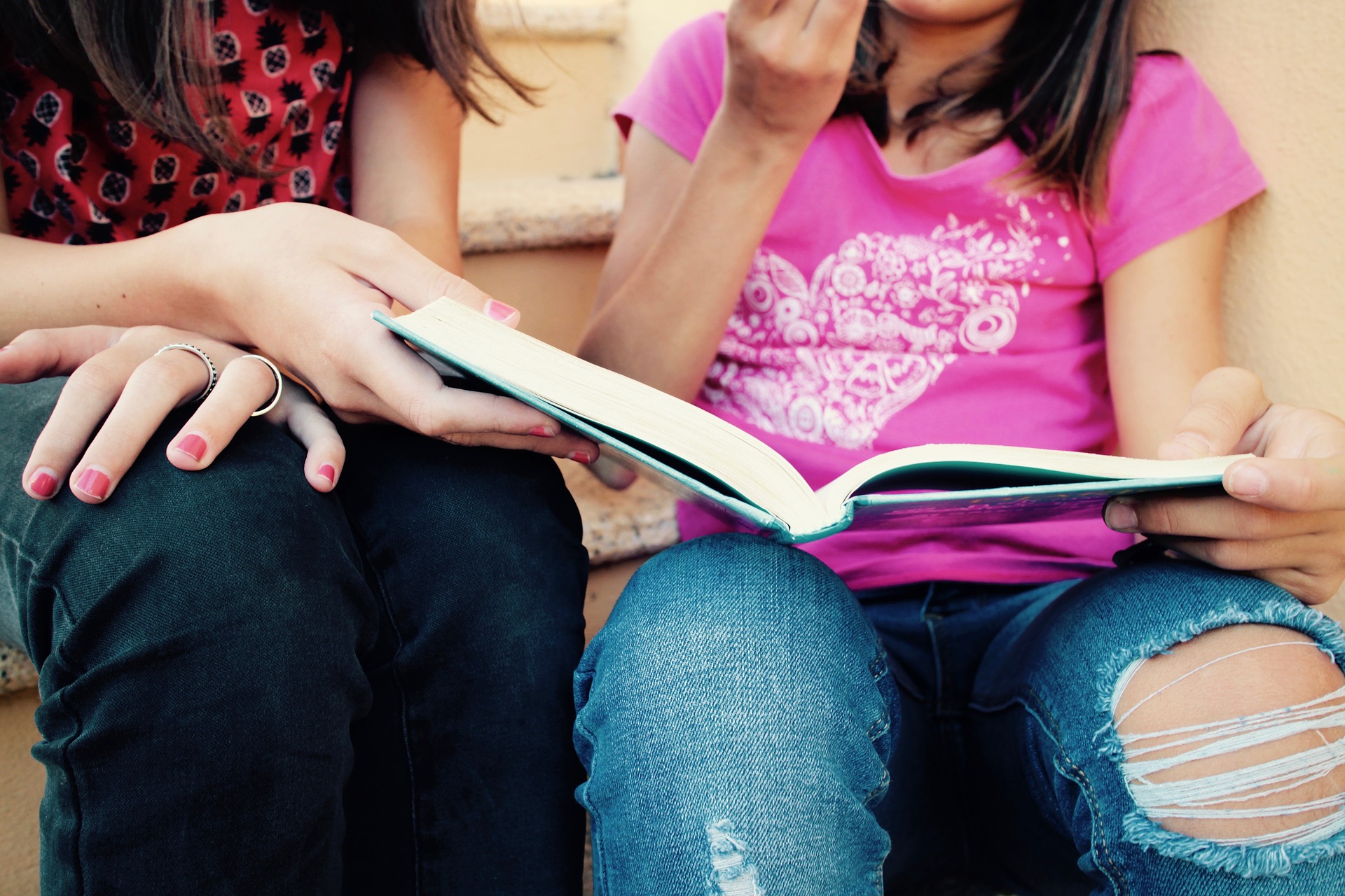 Книги для підлітків-дівчаток: добірка новинок, які буде дійсно цікаво читати  