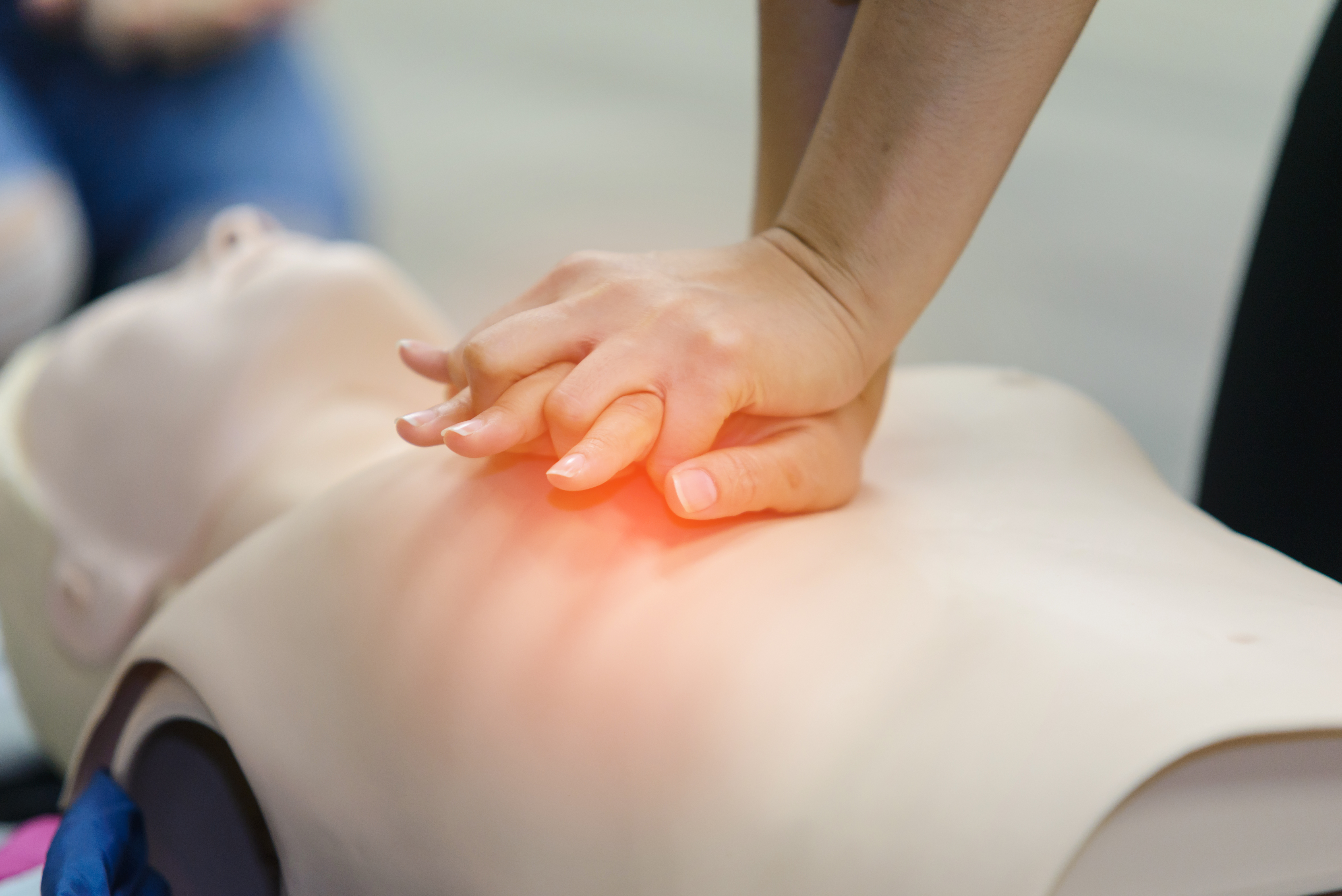 Як зробити масаж серця людині до прибуття швидкої допомоги  