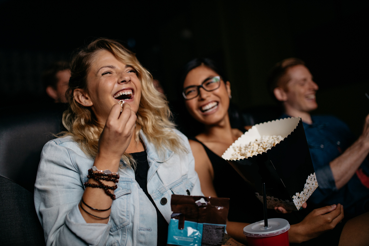 Не тільки попкорн: що ще їдять глядачі в кінотеатрах світу  