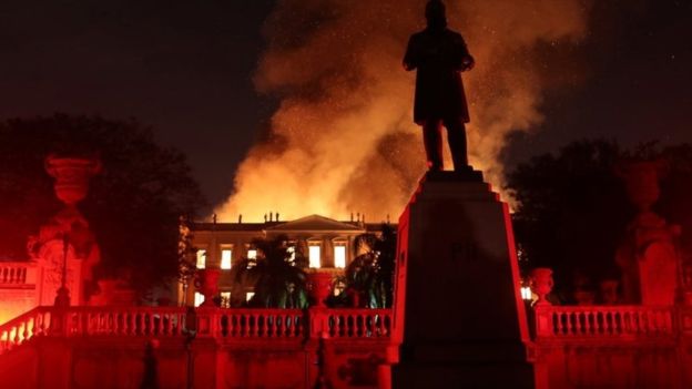 У Ріо-де-Жанейро згорів Національний музей Бразилії з 20 мільйонами експонатів  