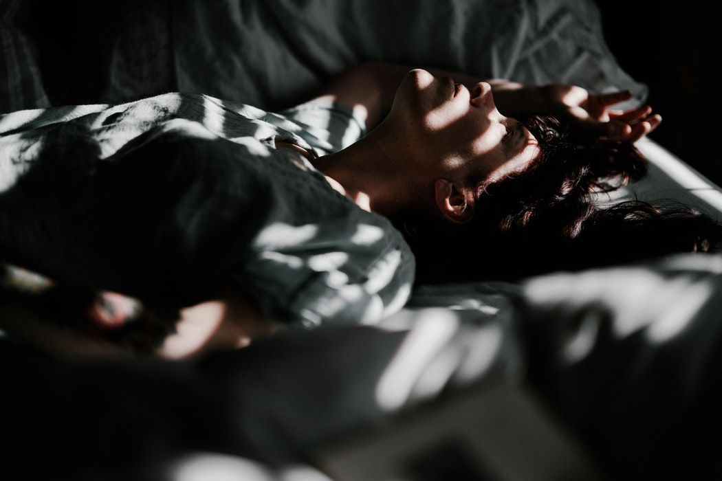 Як скорочення тривалості сну впливає на вашу привабливість і соціальність  