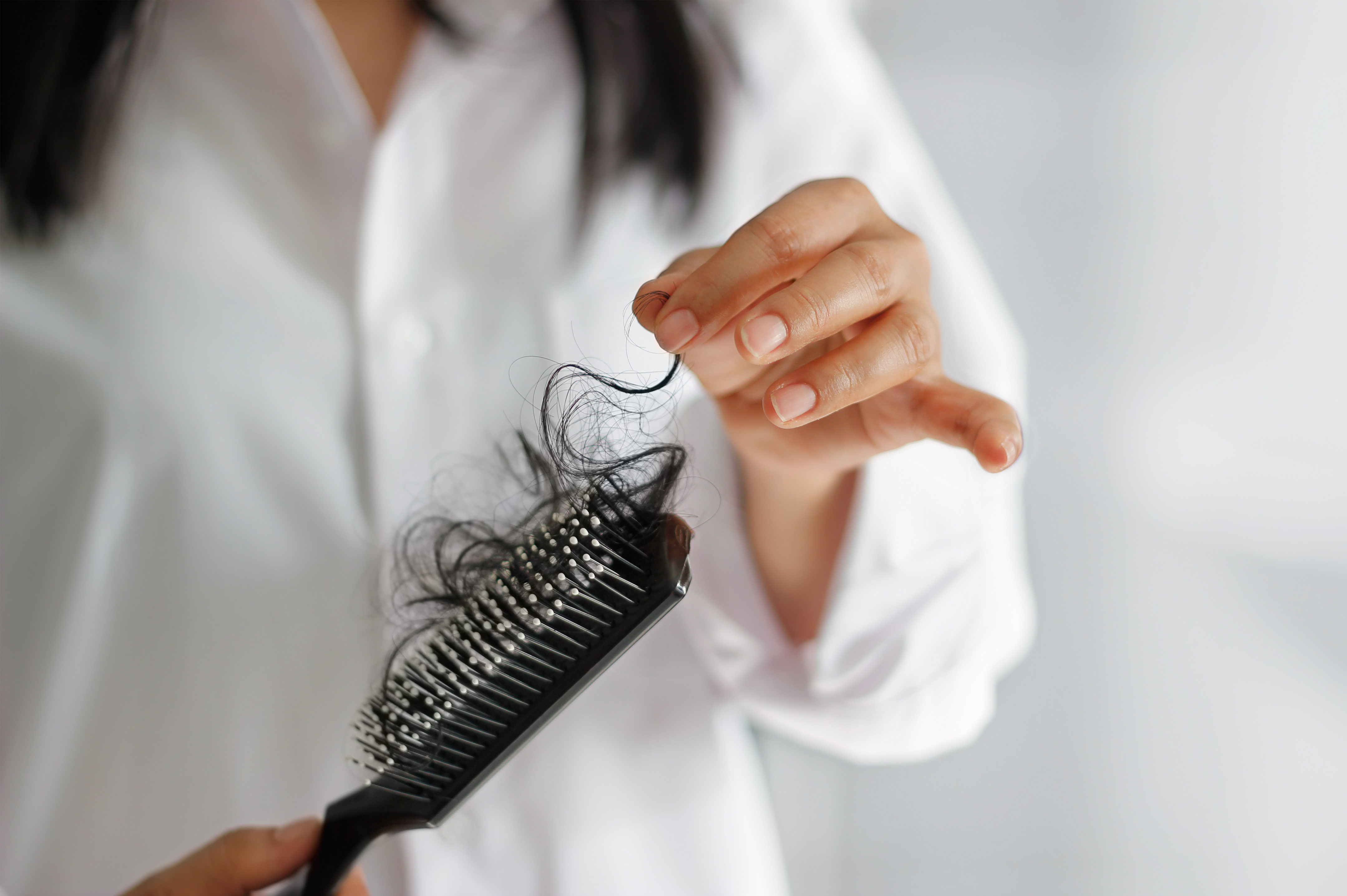 10 причин, чому ваші волосся випадає  