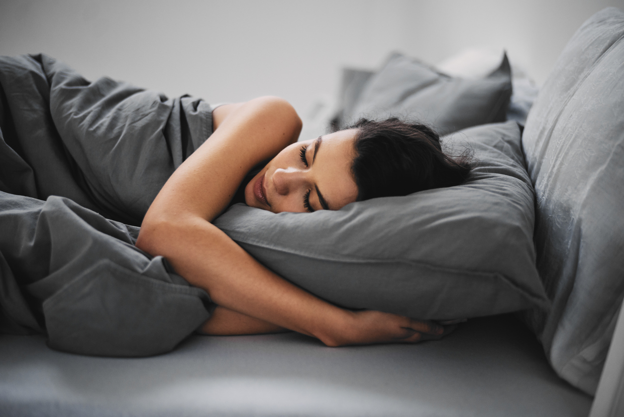 Чому для людини ідеально саме 8 годин сну  