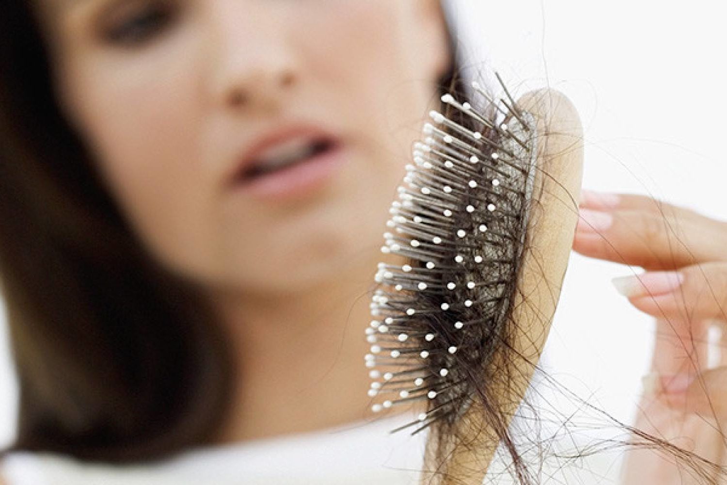 Міфи і факти, які потрібно знати про випаданні волосся  