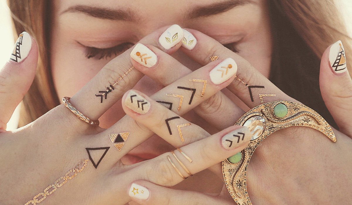 Трендовий манікюр: робимо нігті яскравіше за допомогою татуажу  