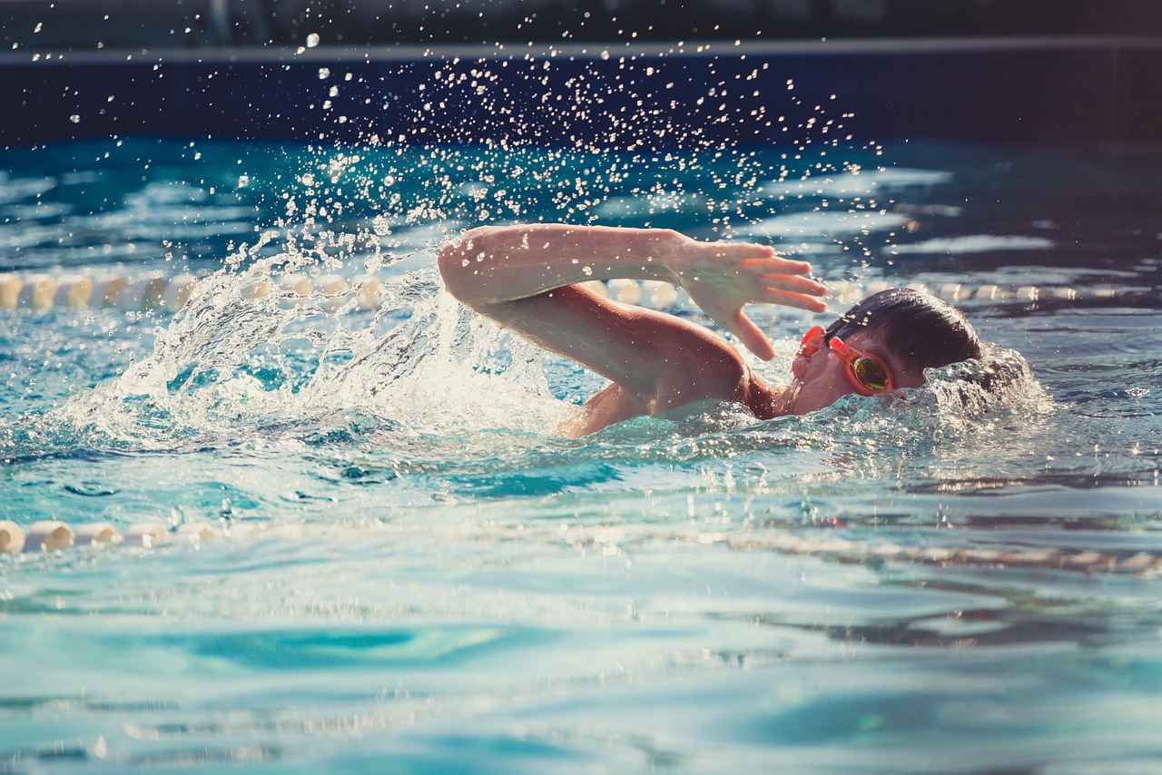 Поради від професіоналів, як навчитися плавати правильно  