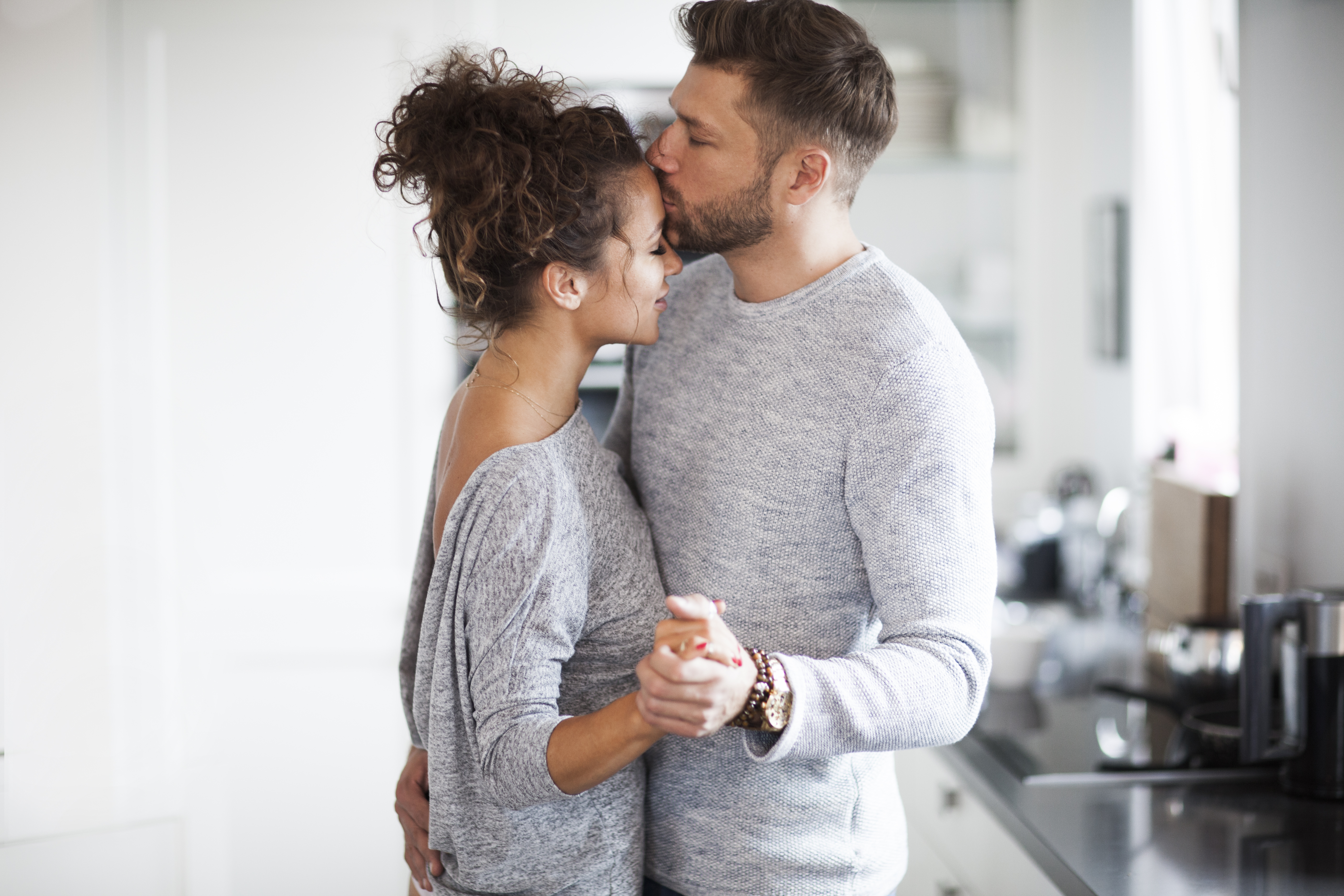 6 причин, чому вашому партнерові подобається цілувати вас в лоб  