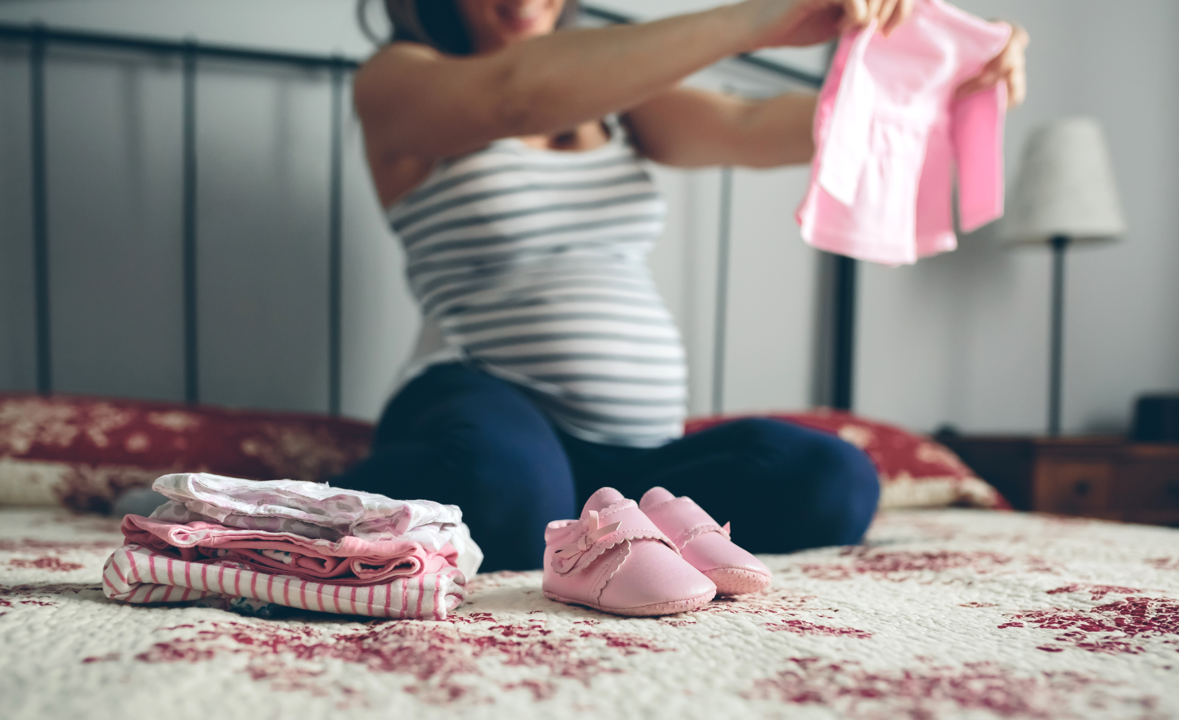 Як вибрати одяг новонародженому: принципи підбору фасону, розміру та тканини  