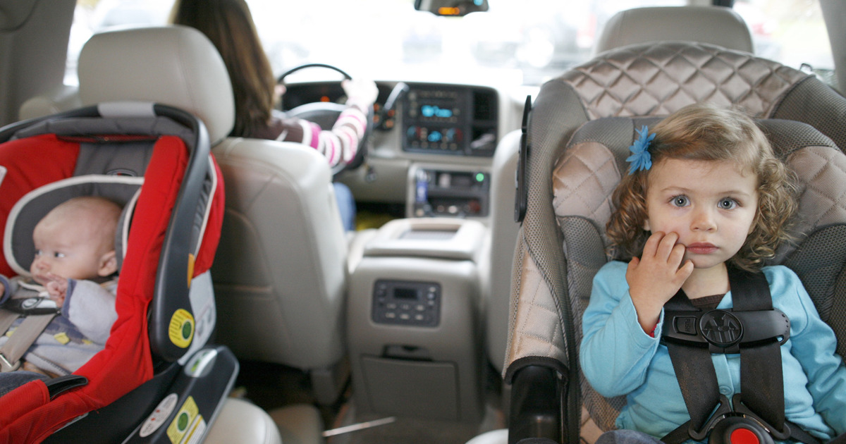 Чому діти повинні сидіти в автомобільному кріслі обличчям назад як можна довше  