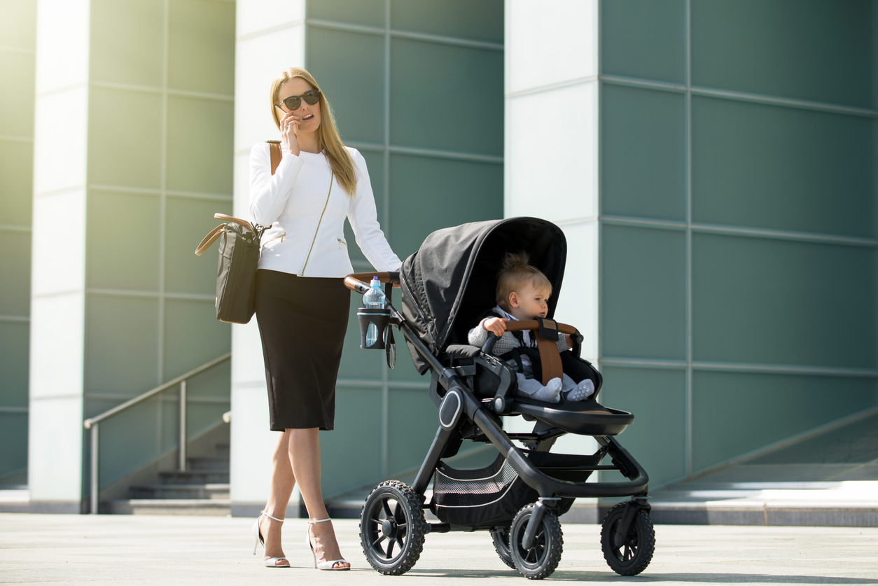 Важливі моменти, які варто знати жінкам про баланс між роботою та материнством  