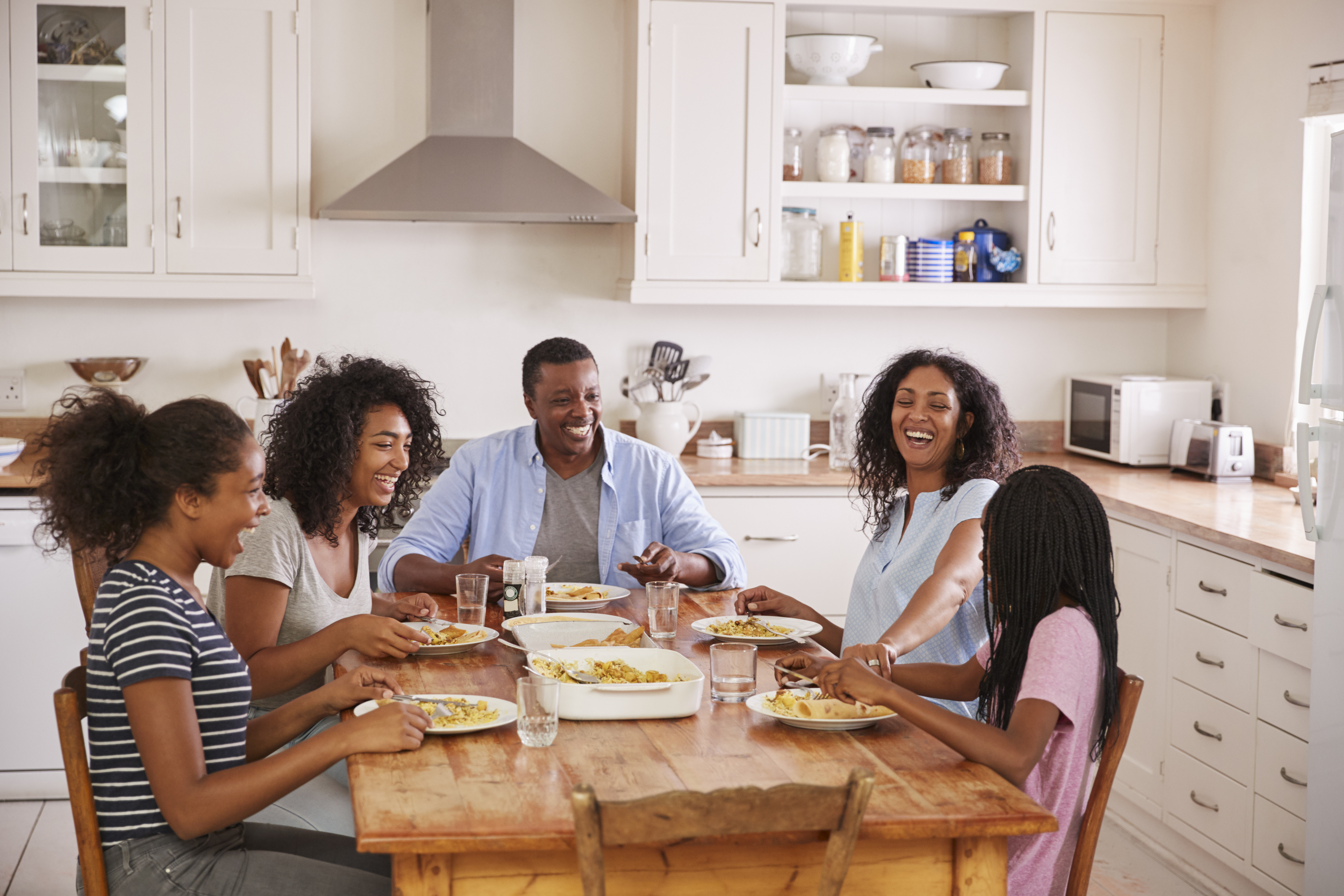 Як спільні обіди впливають на сімейні стосунки  