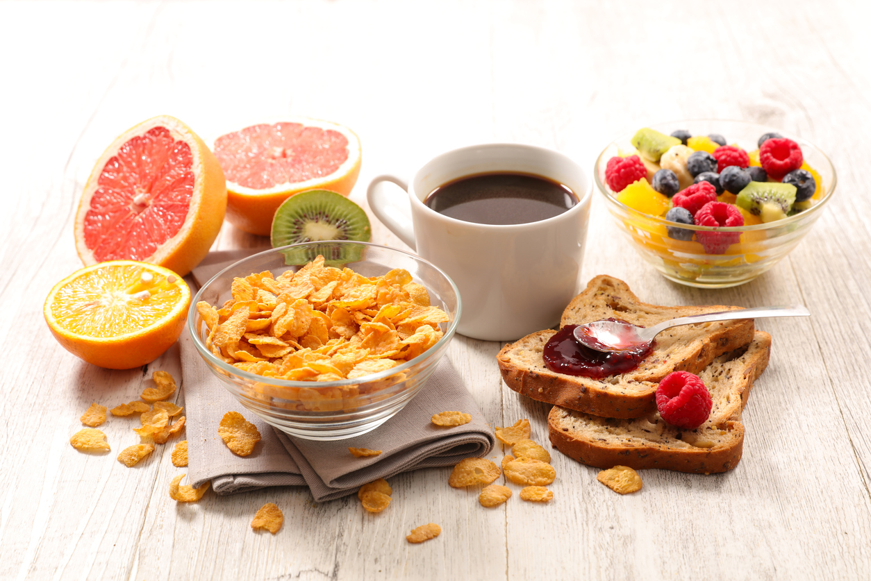 Потрібно і важливо снідати насправді: відповіді 4 дієтологів  
