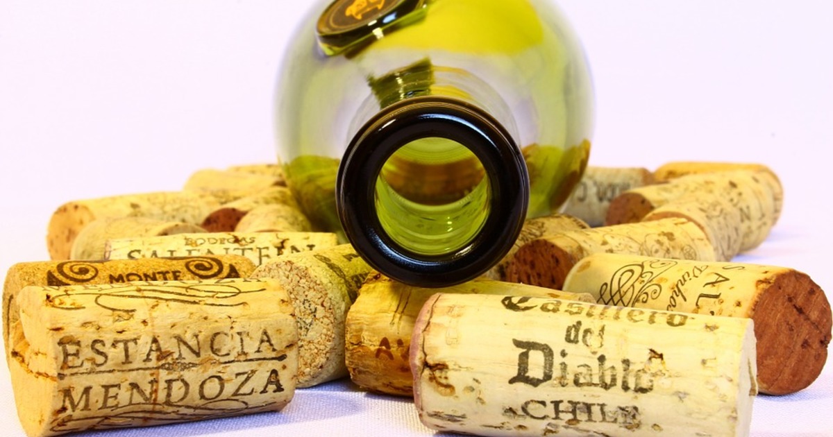 Як швидко відкрити вино без штопора: 10 простих прикладів  