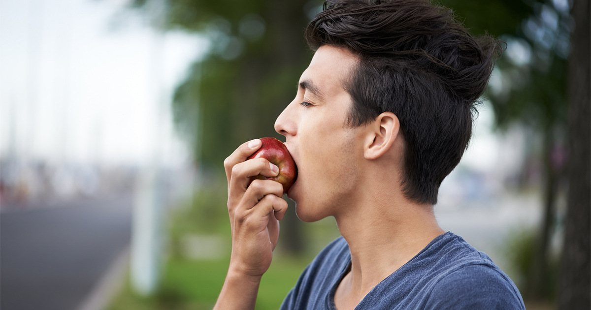 З'їж яблучко: чому насправді треба щодня вживати цей банальний фрукт  
