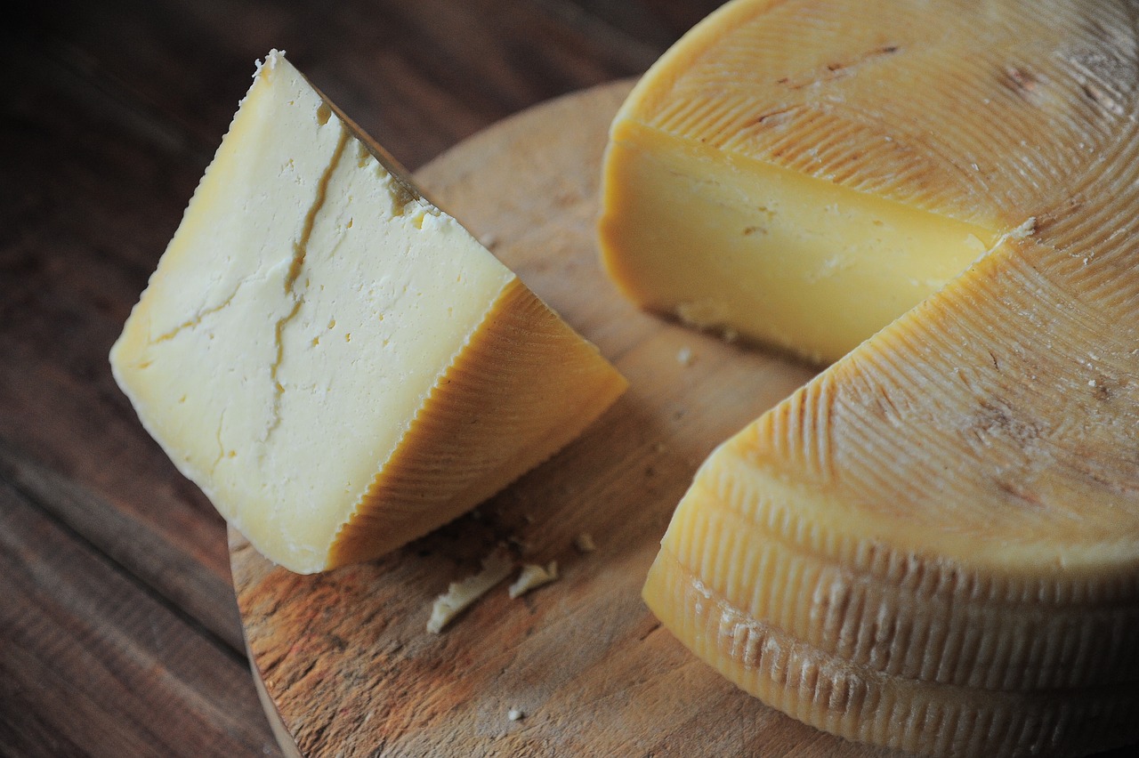 Щоденне вживання твердого сиру в розумних дозах знижує рівень холестерину  