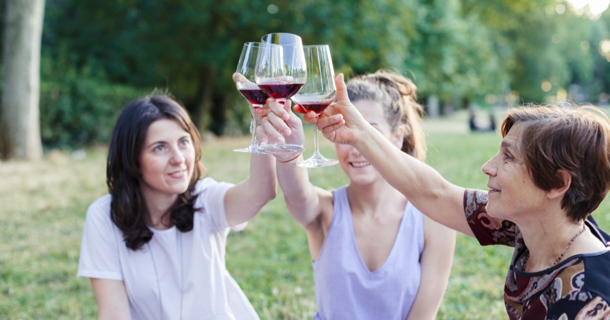 Дослідження з'ясувало: випитий келих вина позитивно впливає на серце жінок  