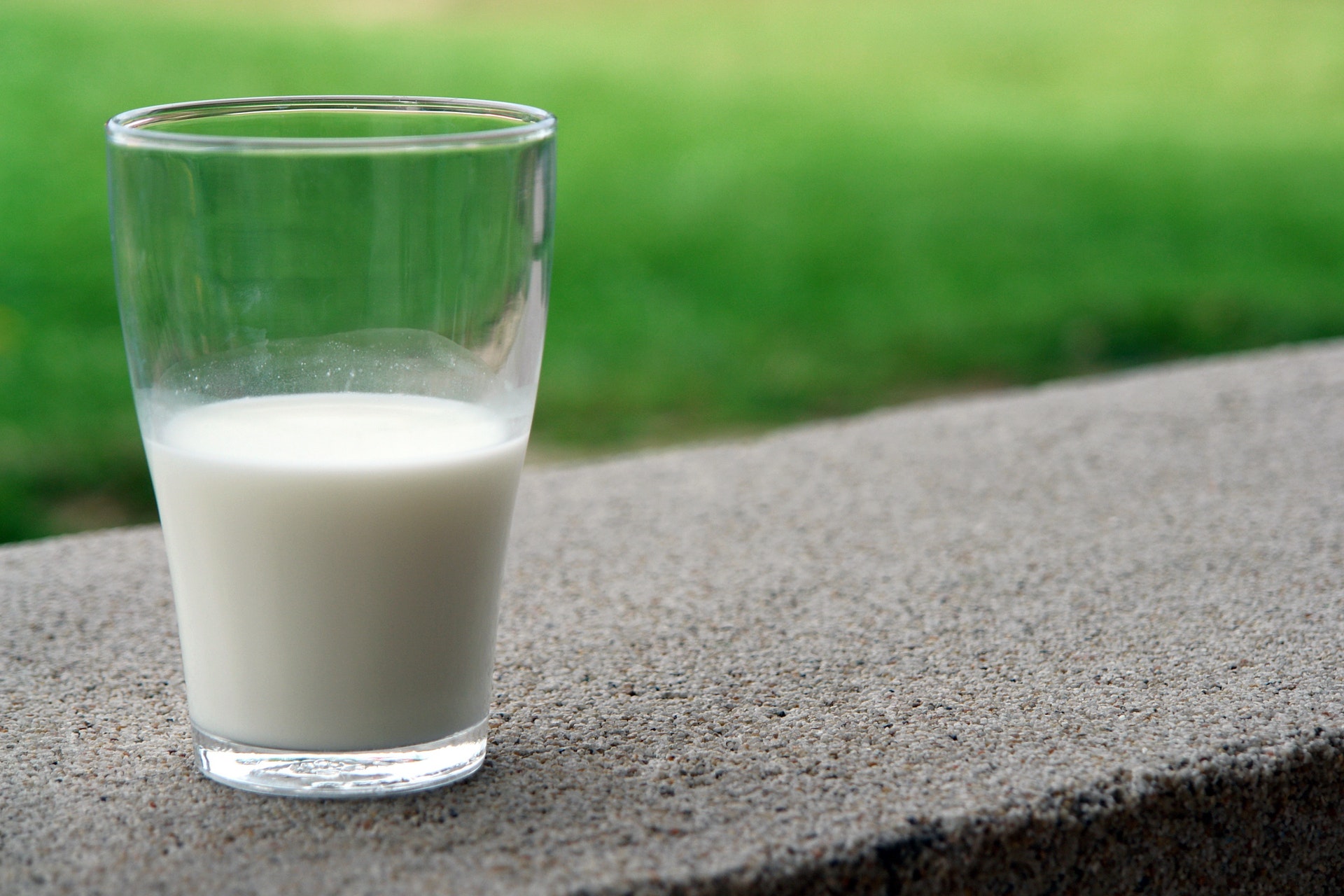 Як приготувати йогурт, не використовуючи при цьому молоко  