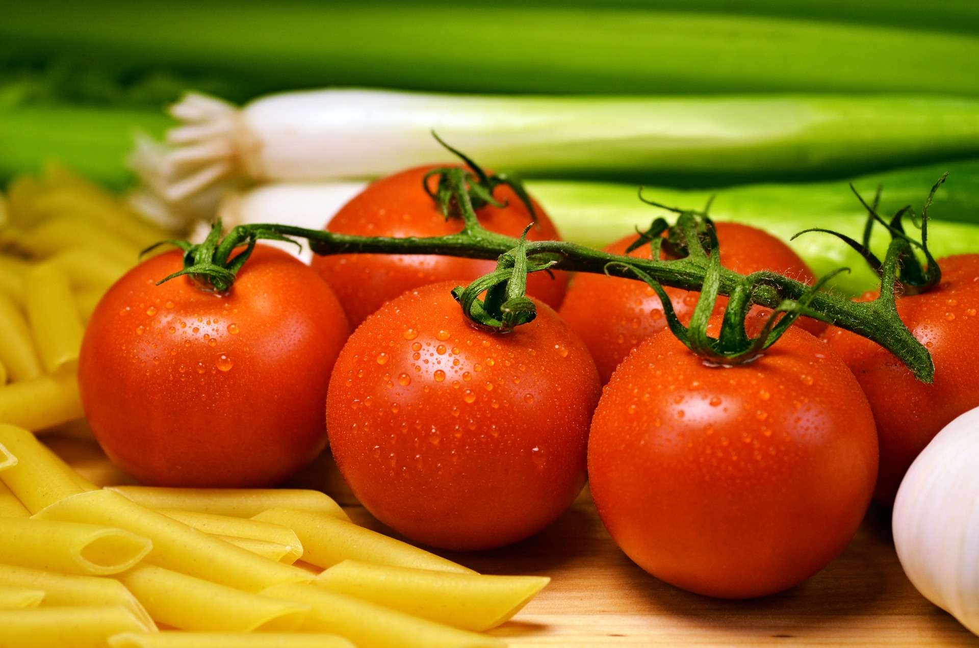 Сезонна кухня: 4 незвичайні рецепти з помідорів  